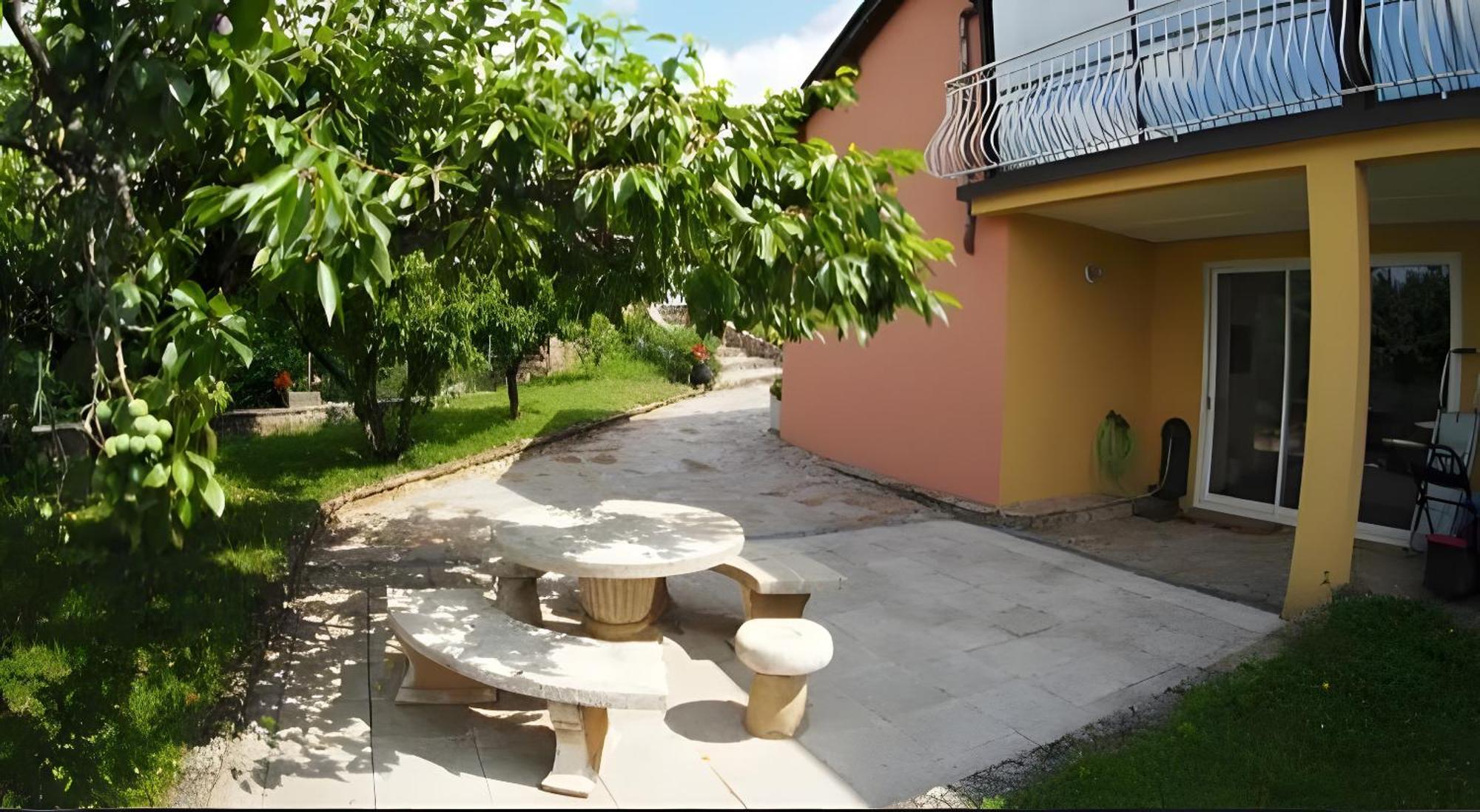 Aux Rives Du Lac Apartment Villefranche-de-Panat Exterior photo